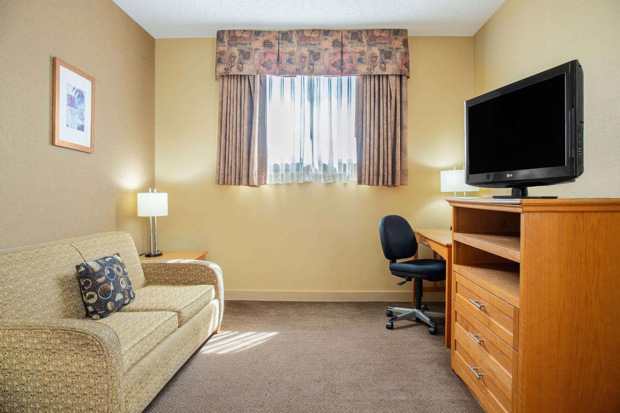 Days Inn & Suites By Wyndham West Edmonton Eksteriør billede